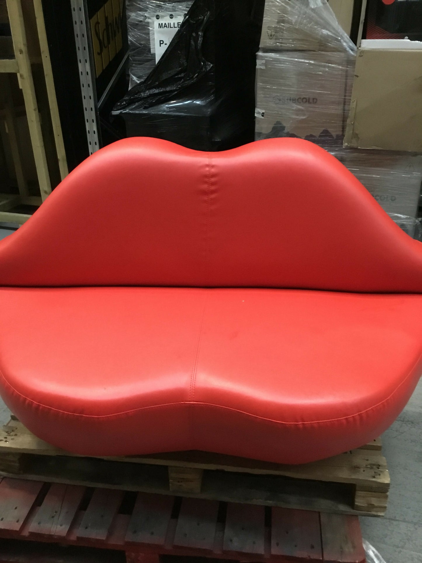 lip sofa image 2