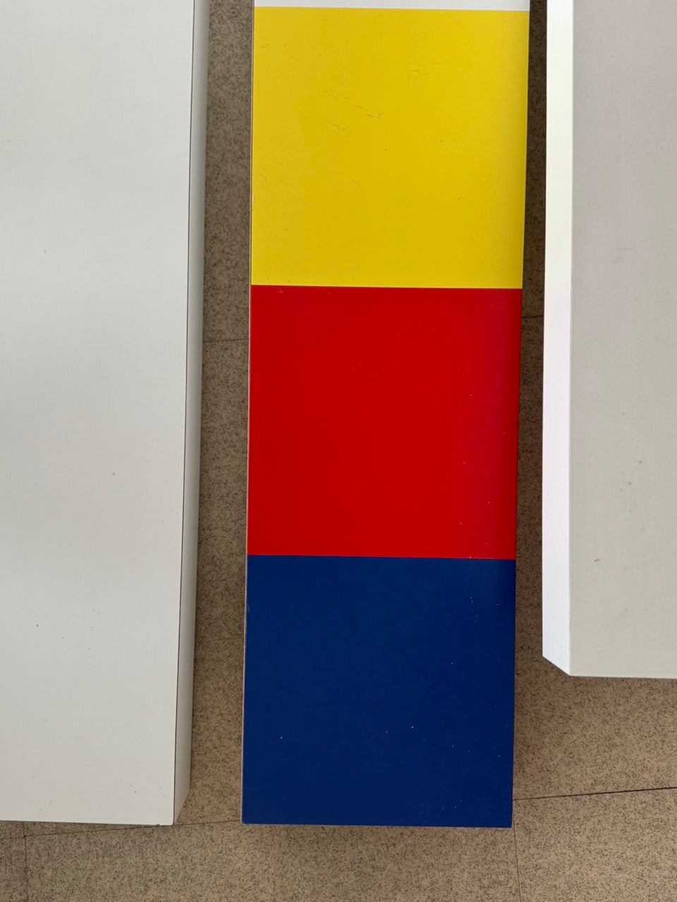 3 x Retail display wavy white panels with coloured ends