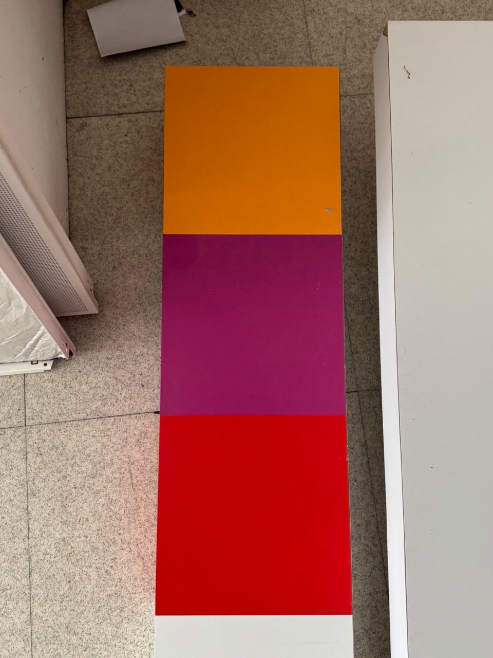 3 x Retail display wavy white panels with coloured ends