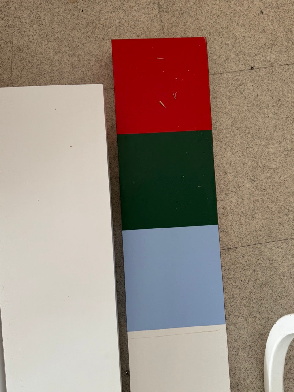 3 x Retail display wavy white panels with coloured ends