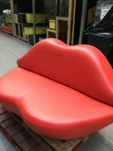 lip sofa image 1