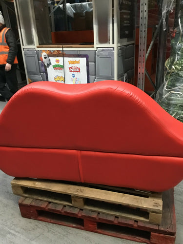 lip sofa image 3