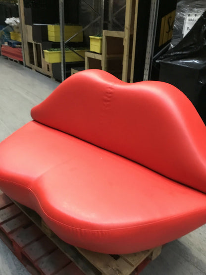 lip sofa image 1